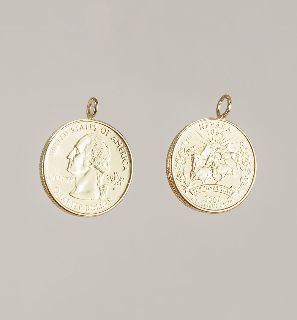 El Charm Medalla Dólar es una réplica de una moneda de dólar americano, hecha con la técnica de electroforma en plata 925 y bañada en oro de 18 quilates.