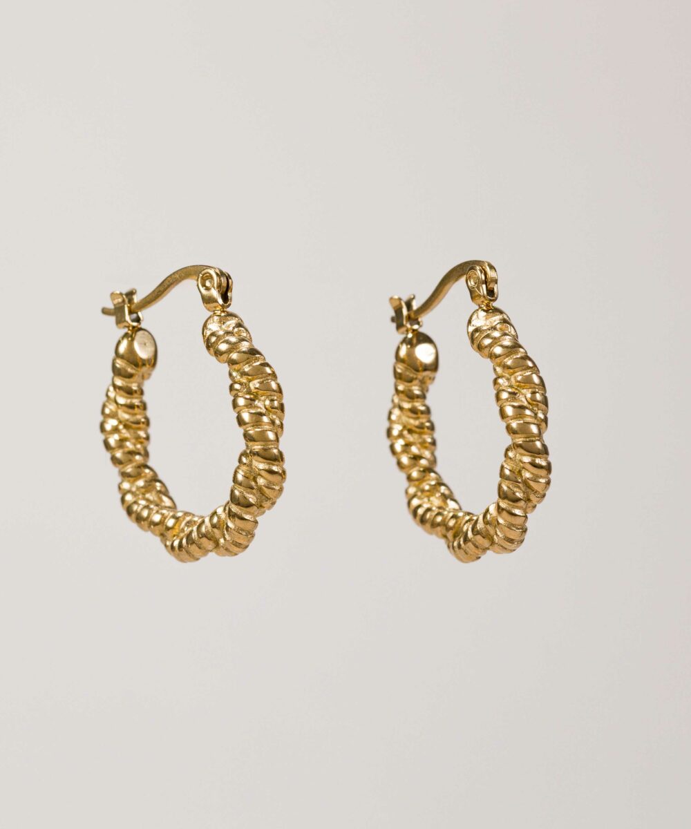 Los Pendientes Aro Venecia son una reinvención de las criollas de toda la vida. Fabricados en acero inoxidable; son waterproof e hipoalergénicos.