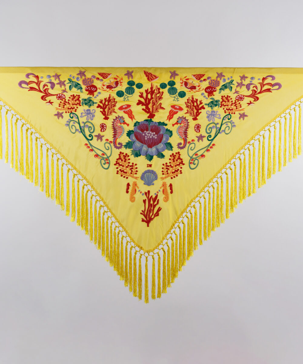 ¡Atrévete a lucir única y elegante en la próxima feria con el Mantoncillo Mar DW amarillo! Otro diseño exclusivo de la colección flamenca 2025.