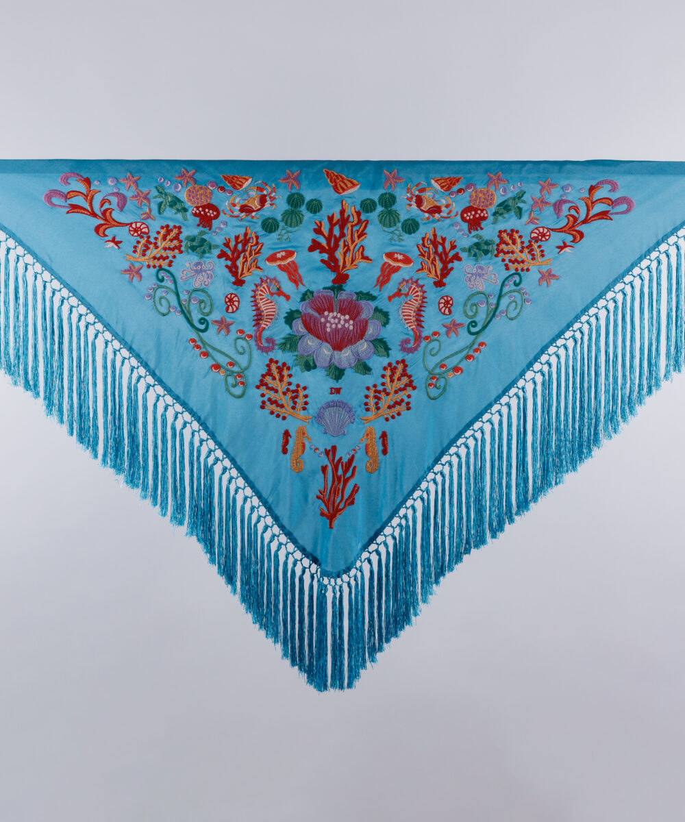 ¡Atrévete a lucir única y elegante en la próxima feria con el Mantoncillo Mar DW azul capri! Otro diseño exclusivo de la colección flamenca 2025.