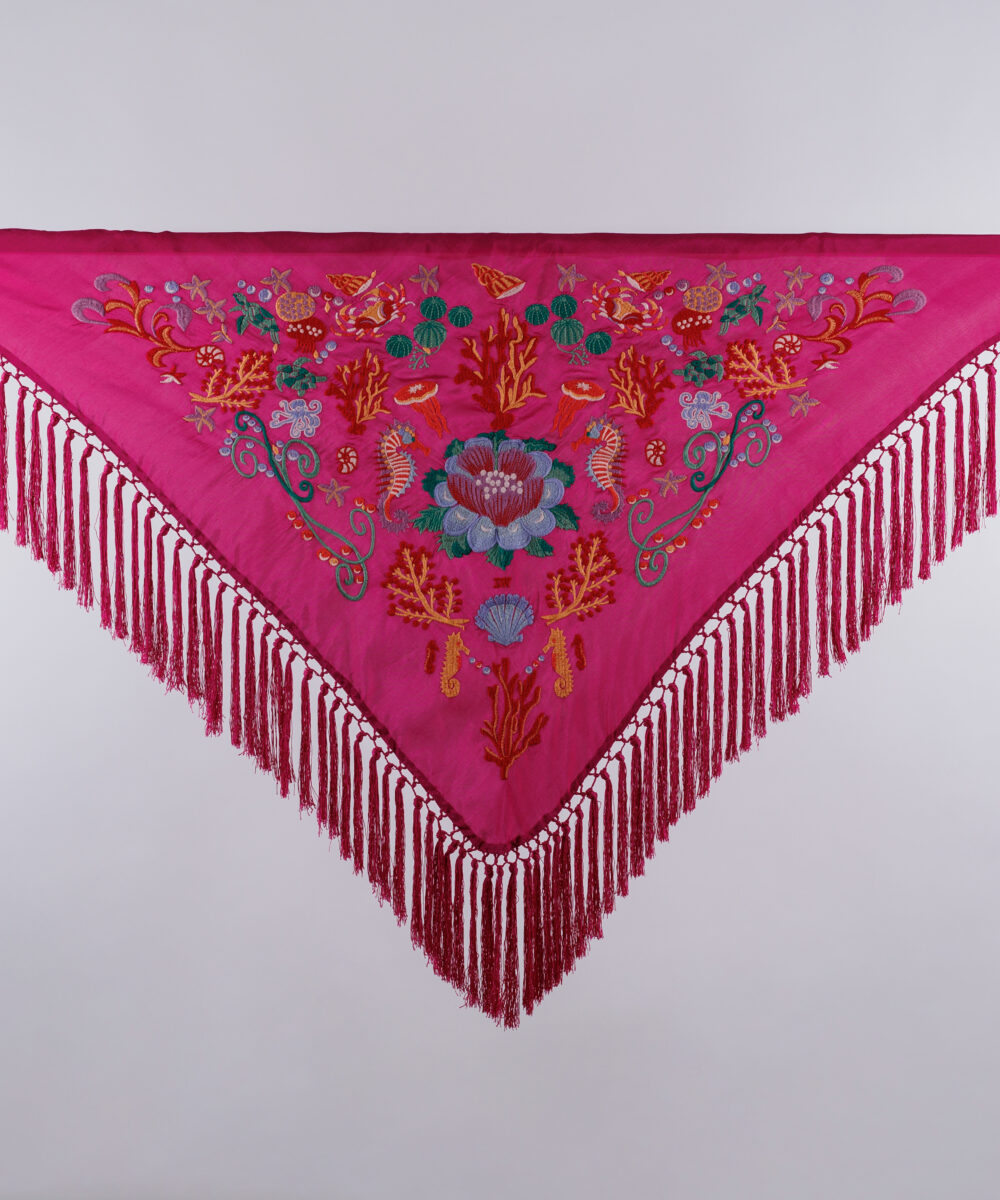 ¡Atrévete a lucir única y elegante en la próxima feria con el Mantoncillo Mar DW nazareno! Otro diseño exclusivo de la colección flamenca 2025.