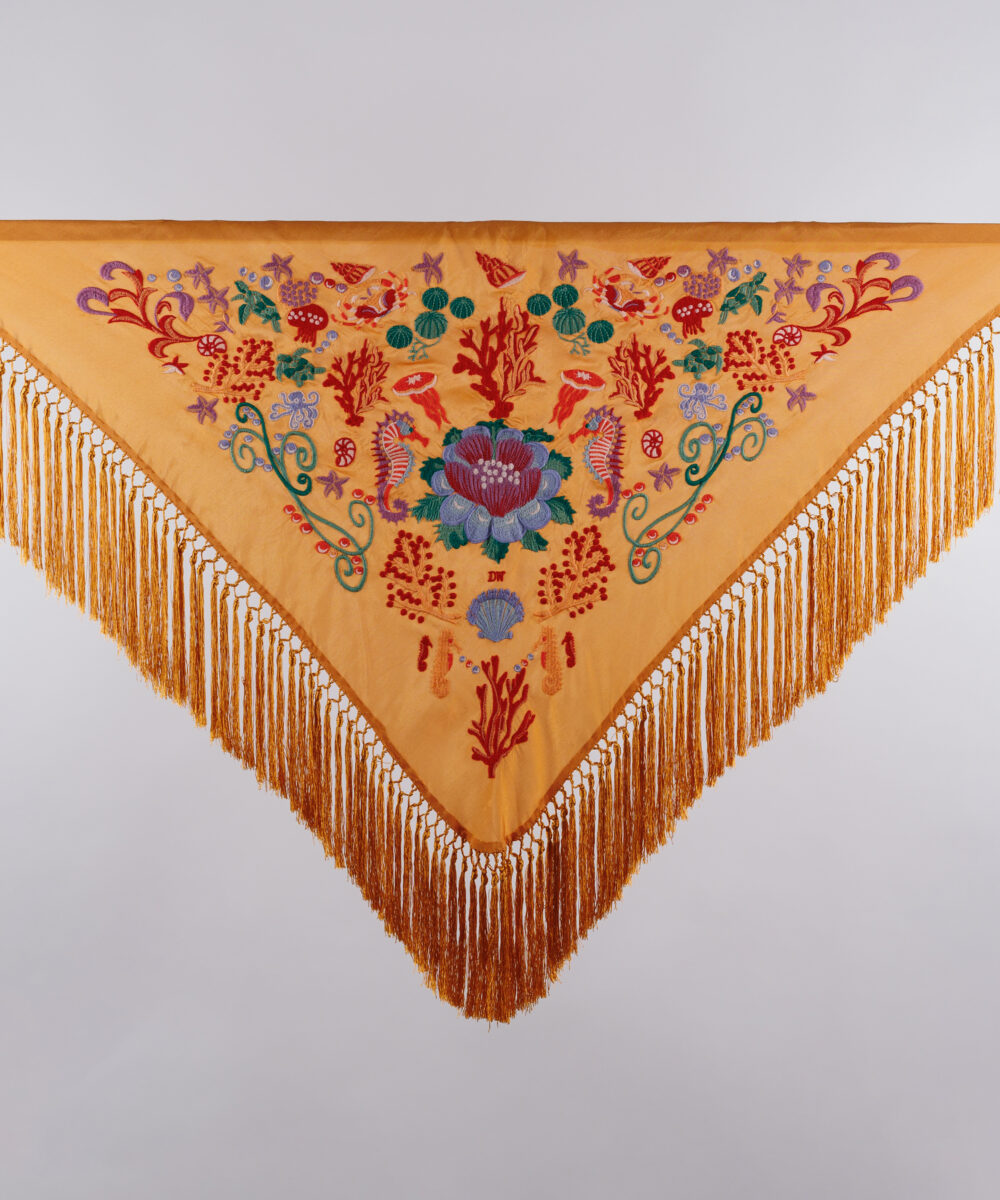 ¡Atrévete a lucir única y elegante en la próxima feria con el Mantoncillo Mar DW mandarina! Otro diseño exclusivo de la colección flamenca 2025.