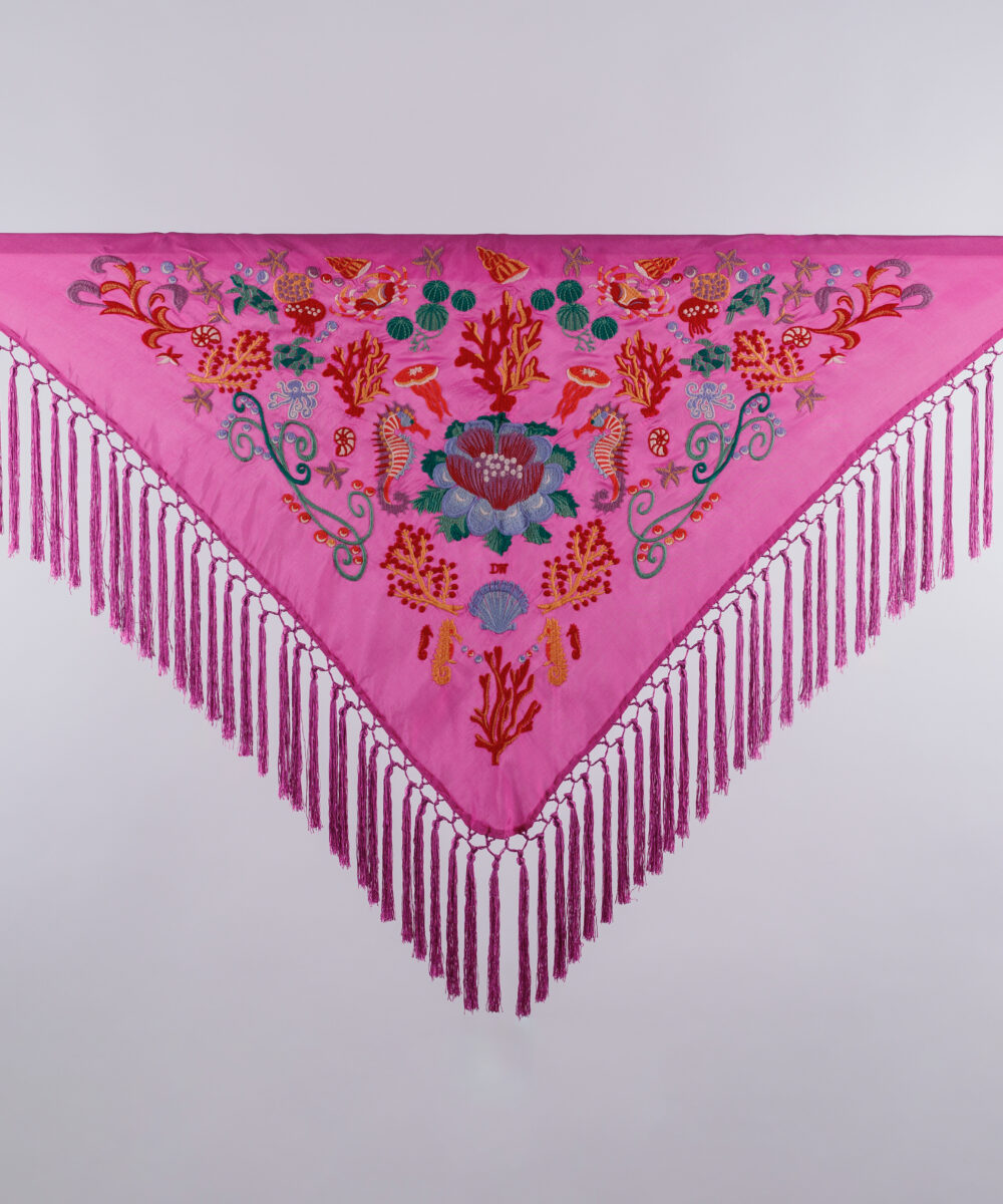 ¡Atrévete a lucir única y elegante en la próxima feria con el Mantoncillo Mar DW rosa! Otro diseño exclusivo de la colección flamenca 2025.