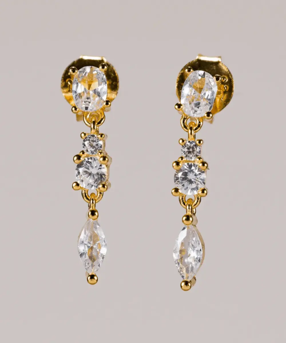 Los Pendientes circonitas blancas Marieth son la nueva incorporación a nuestra colección bridal; plata de ley 925 con baño de oro o en versión plateada.