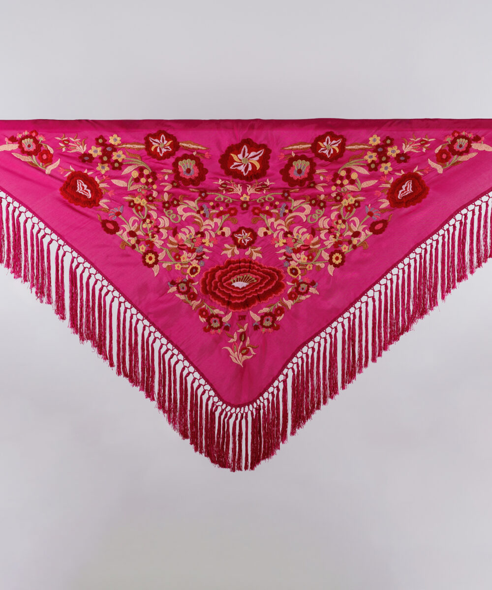 ¡Atrévete a lucir única y elegante en la próxima feria con el Mantoncillo Lola DW en magenta! Otro diseño propio de la colección flamenca 2025.