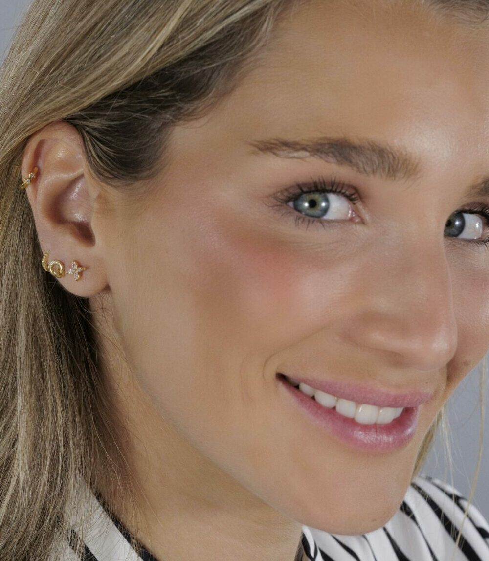 Alternative view of Piercing Flor cuatro pétalos