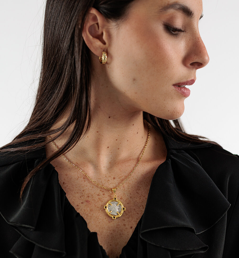 Alternative view of Medalla griega con piedra natural