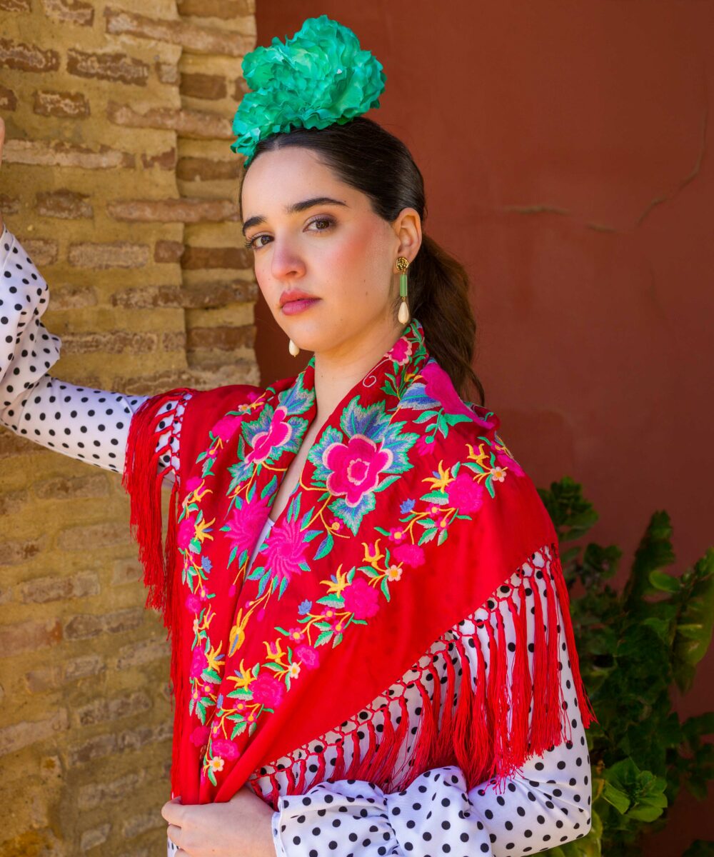 ¡Atrévete a lucir única y elegante en la próxima feria con el Mantoncillo Rosario Dw en rojo! Otro diseño propio de la colección flamenca 2025.