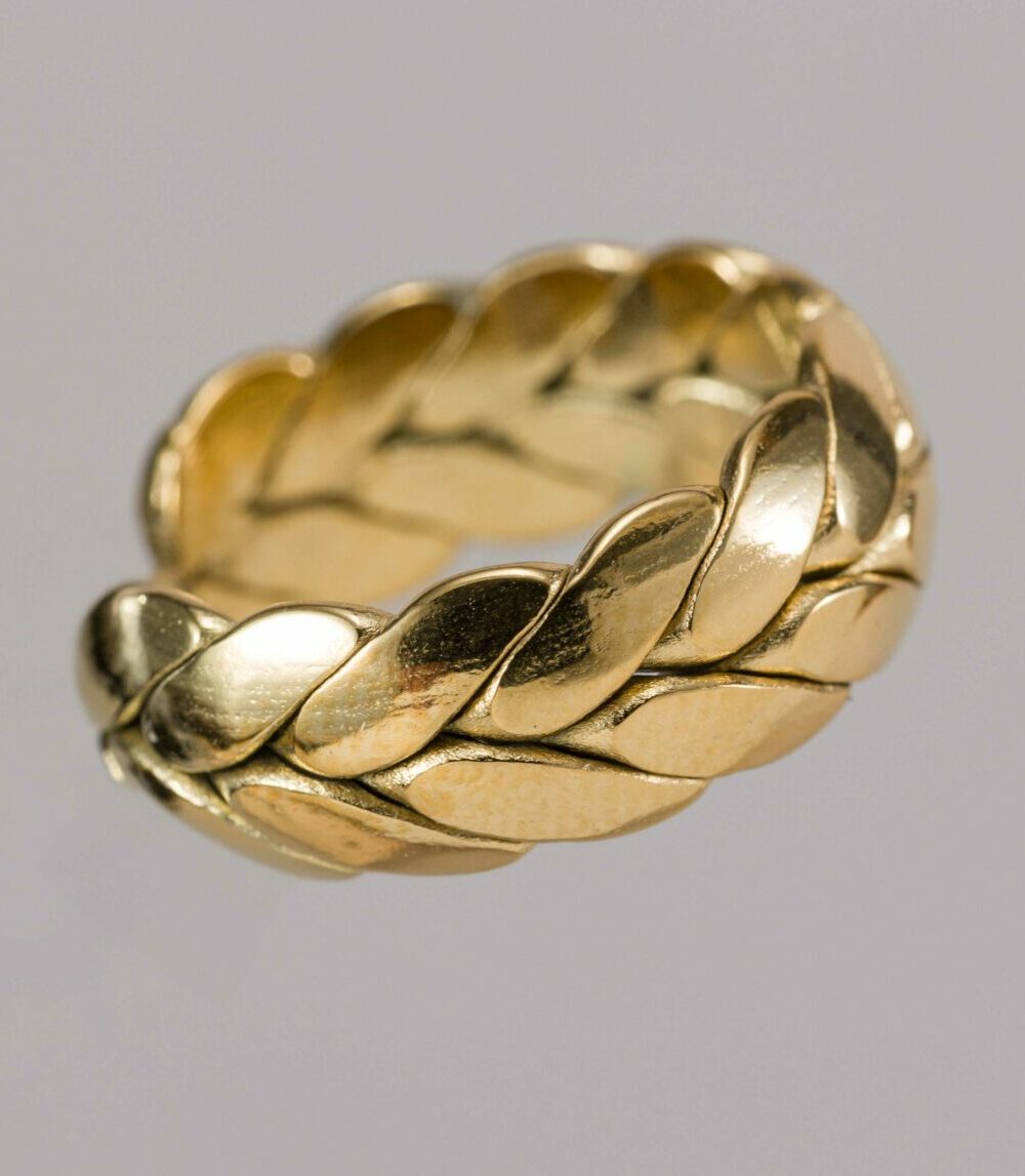 Alternative view of Anillo Elsa