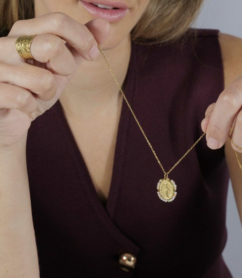 Alternative view of Medalla Milagrosa de piedras