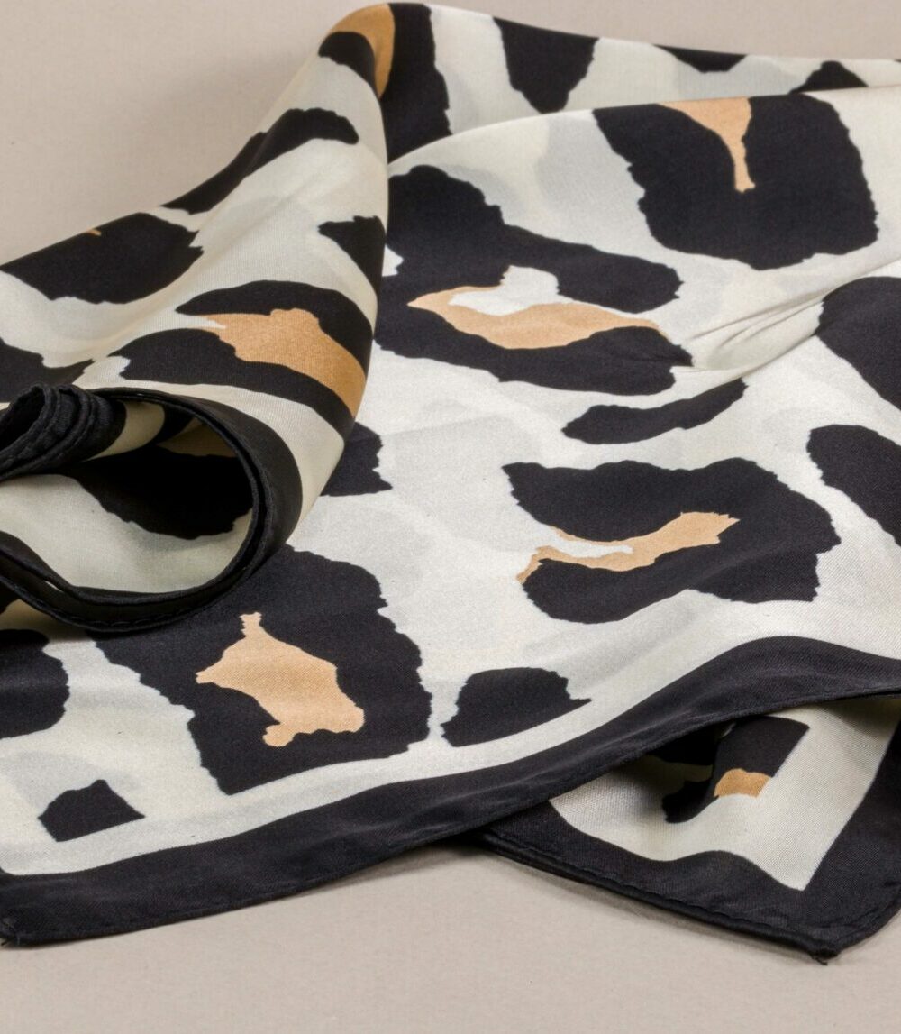 Pañuelo animal print beige