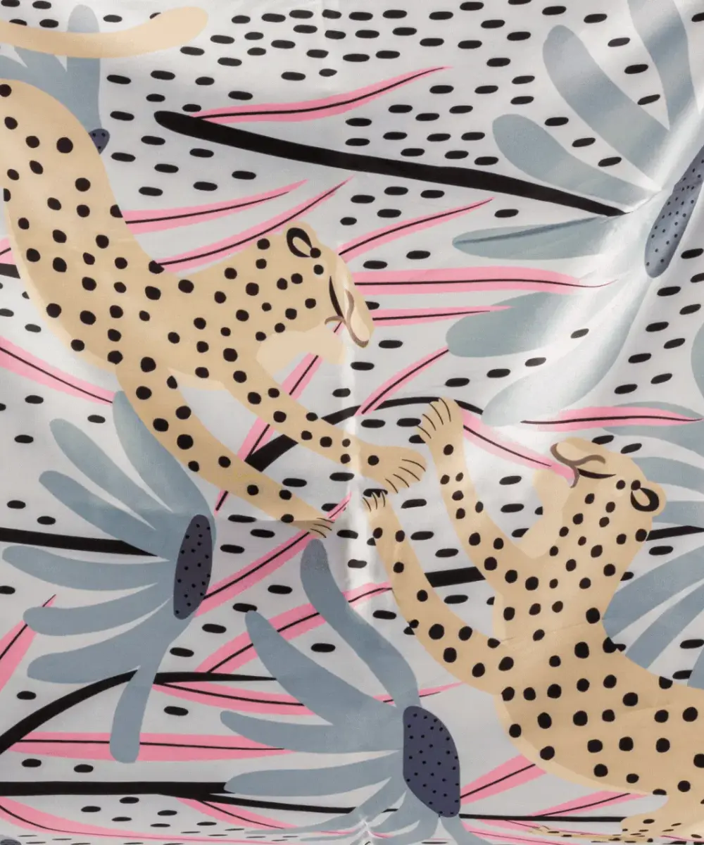 El Pañuelo Sabana es una compra obligada. Este accesorio se ha convertido en un básico de fondo de armario. ¡ No te quedes sin él !