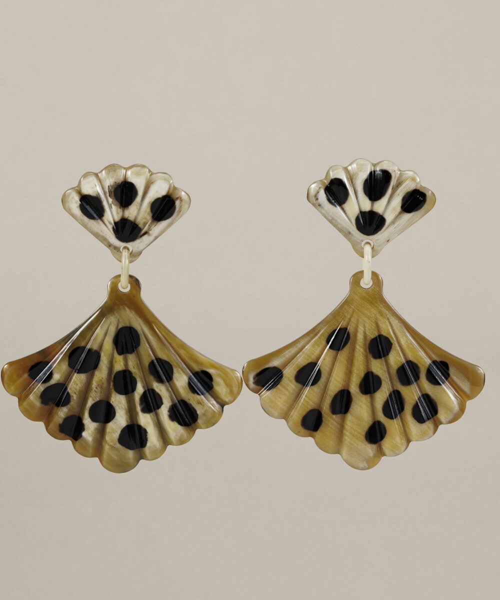 Los Pendientes Matilde están hechos a mano con cuerno de búfalo. Brillarás con el accesorio que combina elegancia, estilo boho y artesanía italiana.