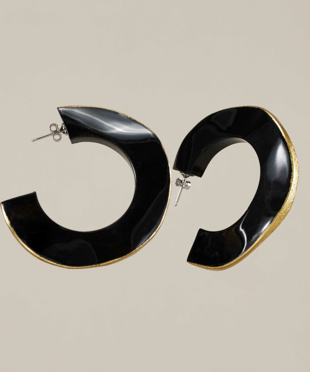 Los Pendientes aro Alice están hechos a mano con cuerno de búfalo. Brillarás con el accesorio que combina elegancia, estilo boho y artesanía italiana.