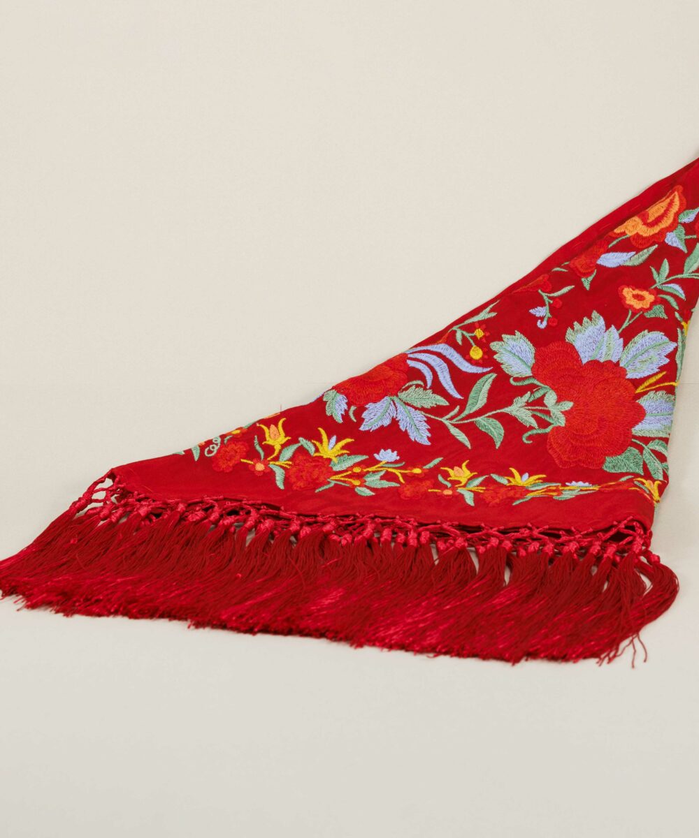 ¡Atrévete a lucir única y elegante en la próxima feria con el Mantoncillo niña Rosario Dw en rojo! Otro diseño propio de la colección flamenca 2025.