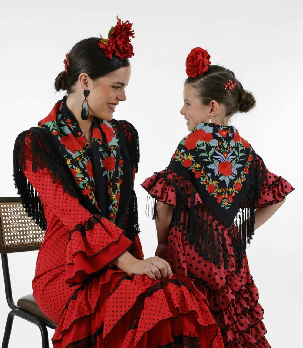 Alternative view of Mantoncillo niña Rosario negro