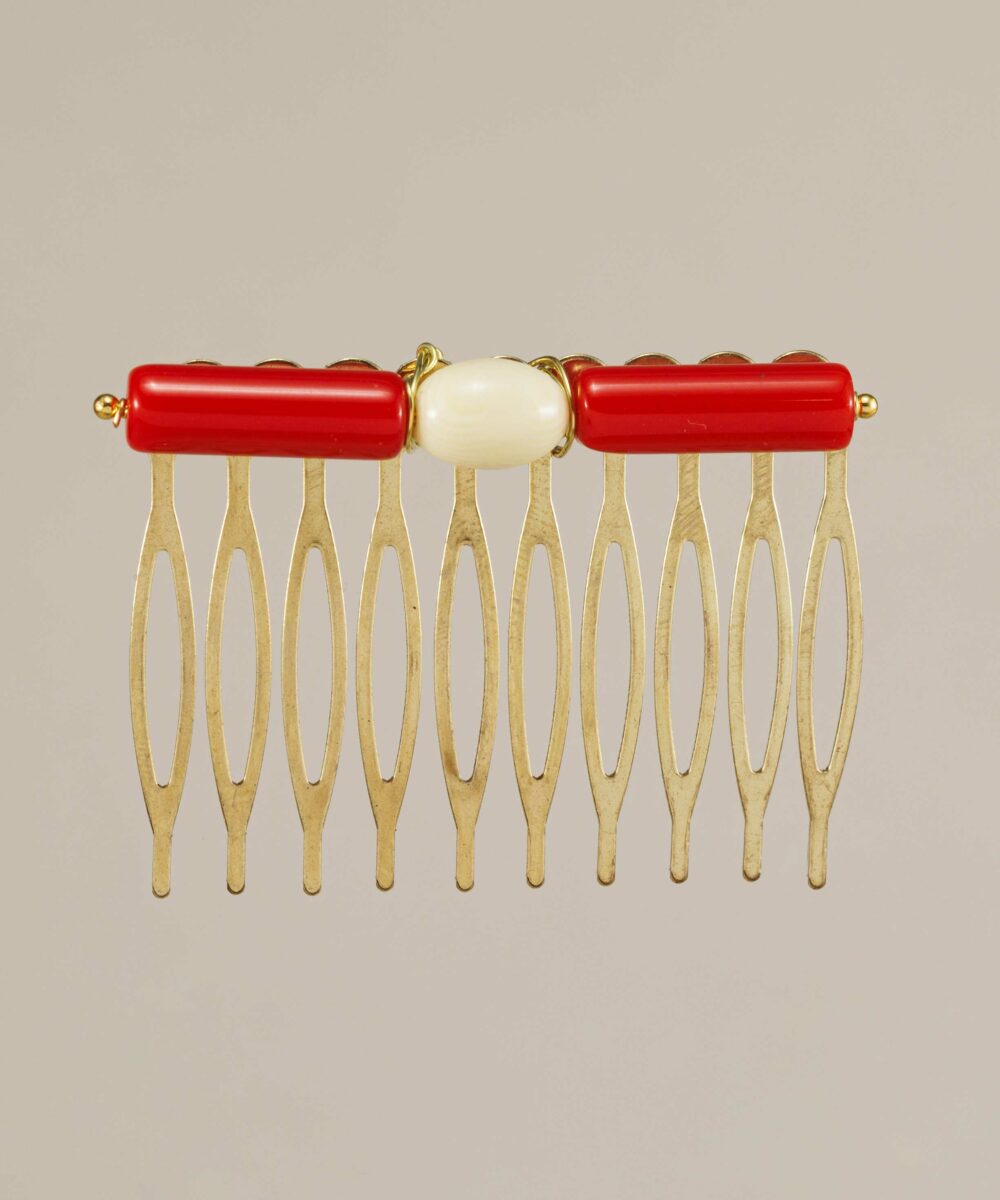 Peinecillo Dolores rojo de Darwin Collection. Hecho a mano, cómodo y elegante, ideal para completar tu look flamenco con estilo.