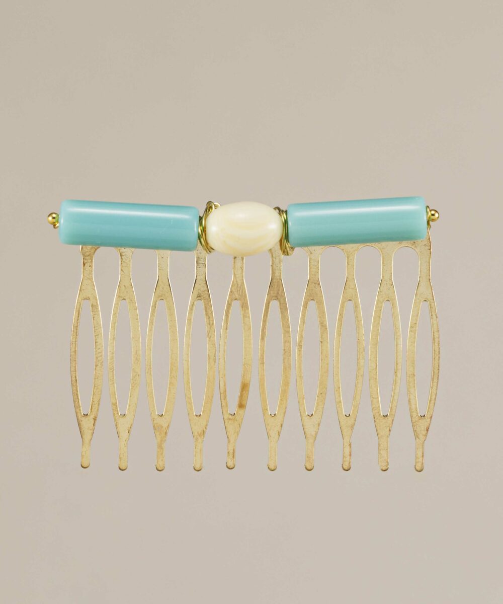 Peinecillo Dolores turquesa de Darwin Collection. Hecho a mano, cómodo y elegante, ideal para completar tu look flamenco con estilo.