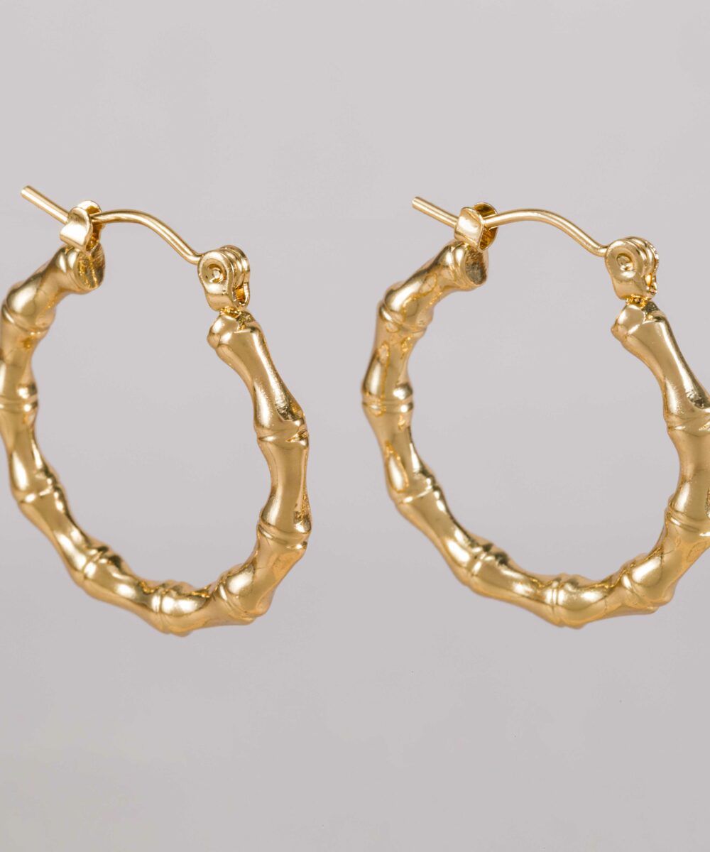 Los Pendientes Aro Bambú tienen un diseño inspirado en caña de bambú. Ideales para un look versátil, natural y con estilo.