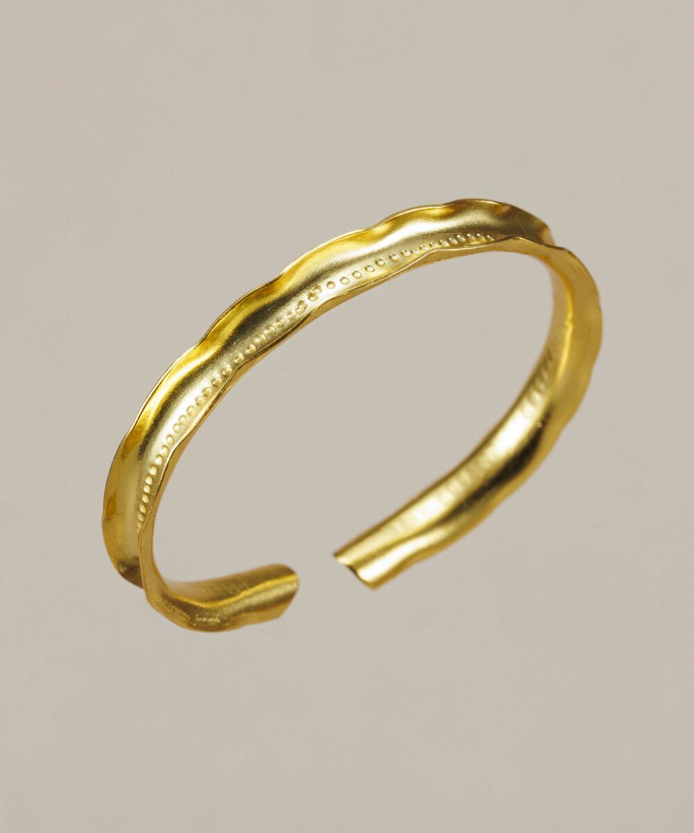 El Brazalete Oro Tetuán es un diseño romántico tipo esclava está hecho en plata 925 con un delicado baño de oro de 18 quilates.
