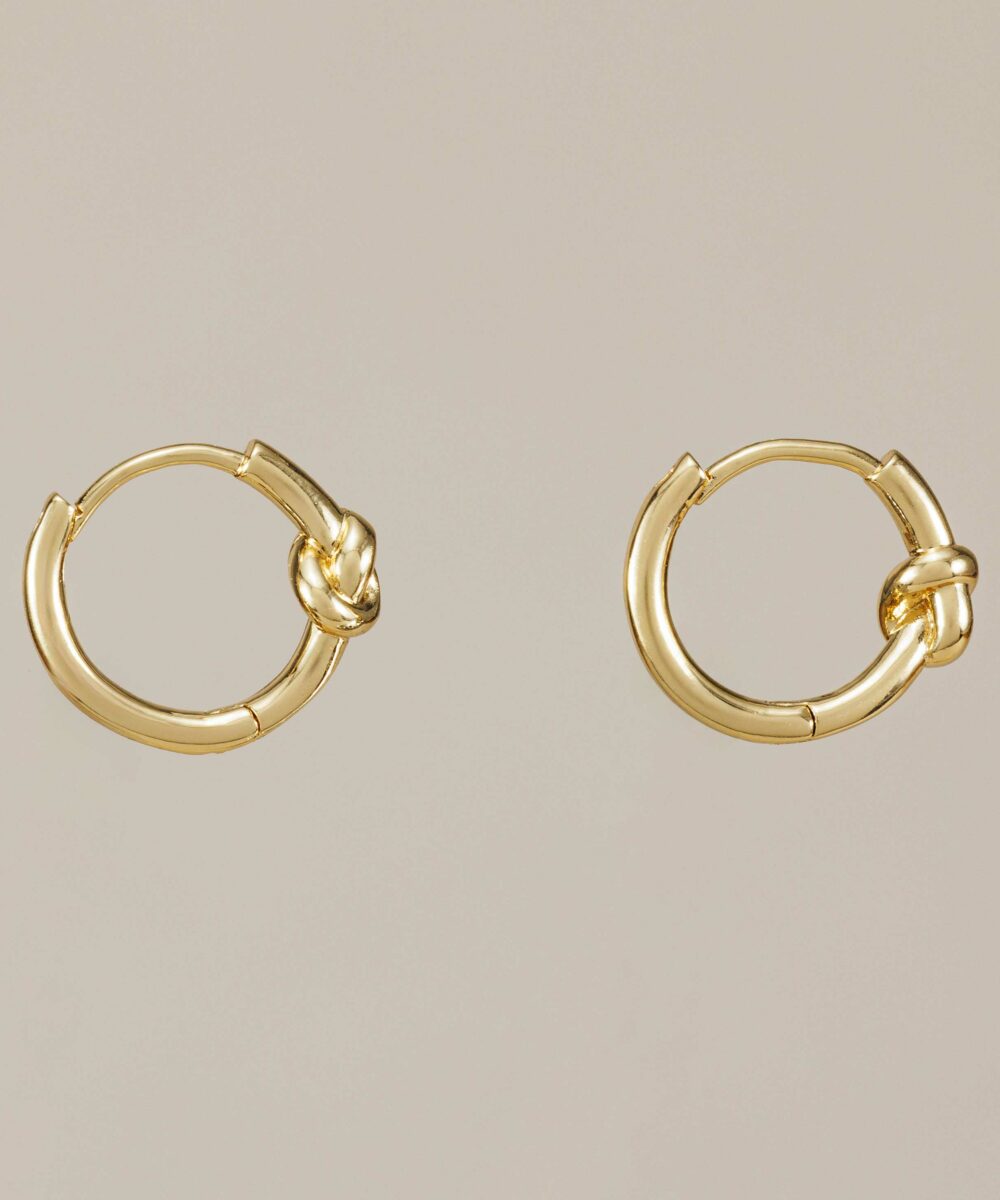 Pendientes aro Nudos con diseño de nudo central, hipoalergénicos y resistentes al agua. Un básico minimalista y versátil en dorado o plateado.