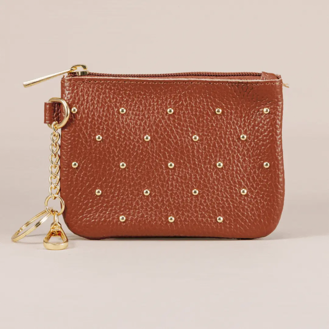 Cartera de piel con tachuelas
